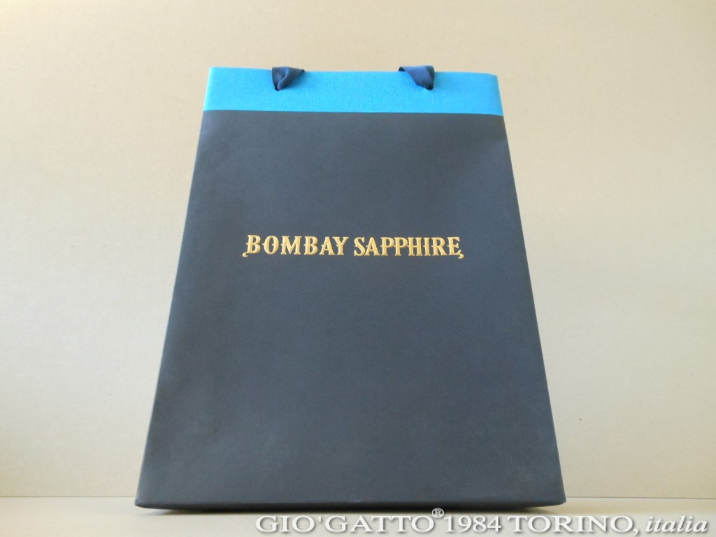 Borsa con stampa a caldo con rilievo in contemporanea realizzata per Bombay Sapphire da Gio'Gatto 1984 Torino, italia - www.giogatto.com - Borsa con stampa a caldo con rilievo + tessuto da rivestimento, borsa con stampa a caldo con rilievo in contemporanea per negozi e industrie, Borse con stampa a caldo con rilievo Luxury Shopper - Paper Bag Deluxe - Borsa con stampa a caldo con rilievo in contemporanea realizzata per Bombay Sapphire da Gio'Gatto 1984 Torino, italia - www.giogatto.com - Borsa con stampa a caldo con rilievo + tessuto da rivestimento, borsa con stampa a caldo con rilievo in contemporanea per negozi e industrie, Borse con stampa a caldo con rilievo Luxury - Borsa con stampa a caldo con rilievo in contemporanea realizzata per Bombay Sapphire da Gio'Gatto 1984 Torino, italia - www.giogatto.com - Borsa con stampa a caldo con rilievo + tessuto da rivestimento, borsa con stampa a caldo con rilievo in contemporanea per negozi e industrie, Borse con stampa a caldo con rilievo Luxury - Borsa con stampa a caldo con rilievo in contemporanea realizzata per Bombay Sapphire da Gio'Gatto 1984 Torino, italia - www.giogatto.com - Borsa con stampa a caldo con rilievo + tessuto da rivestimento, borsa con stampa a caldo con rilievo in contemporanea per negozi e industrie, Borse con stampa a caldo con rilievo Luxury